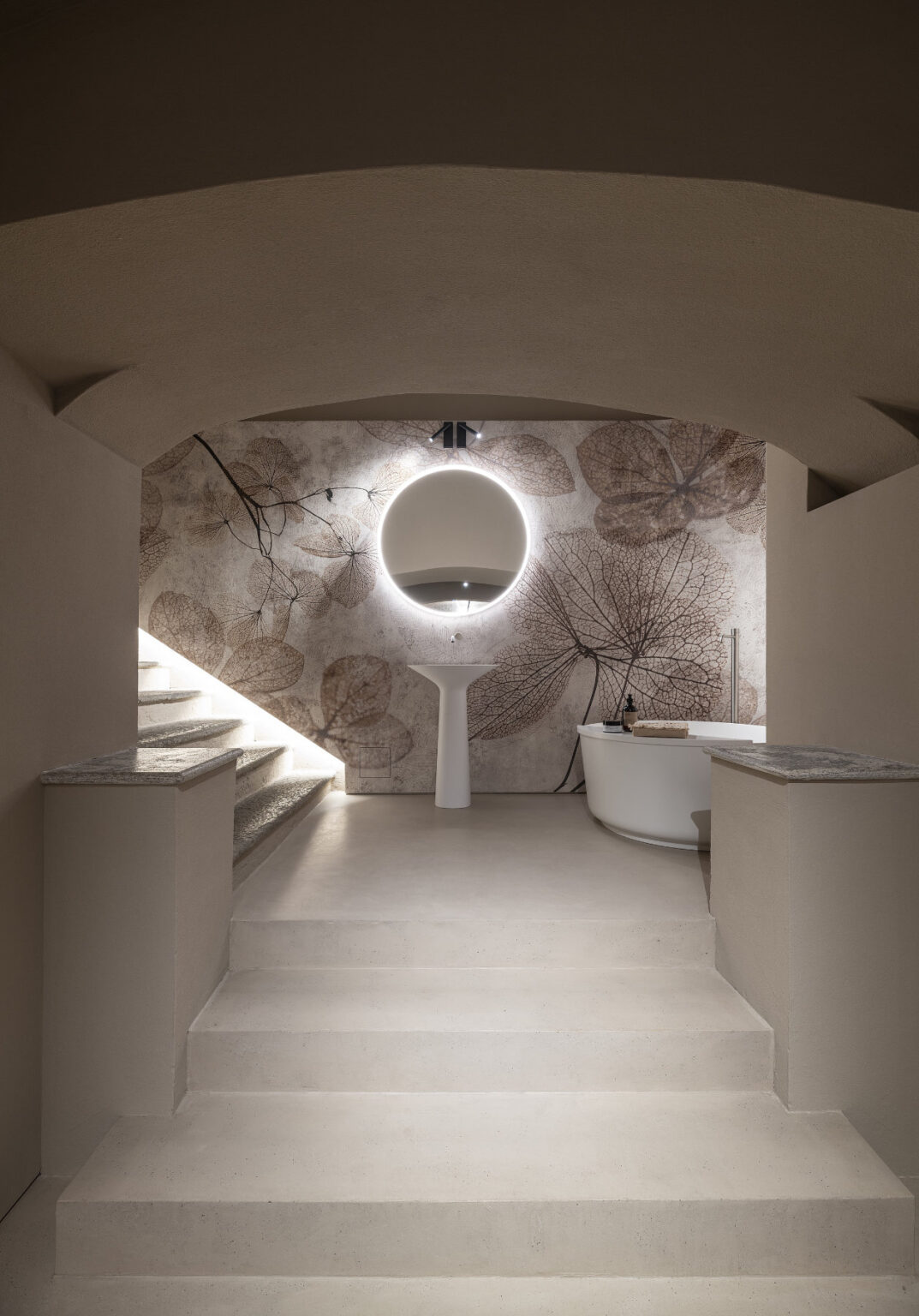 Royal, the free-standing washbasin that exudes statuesque beauty